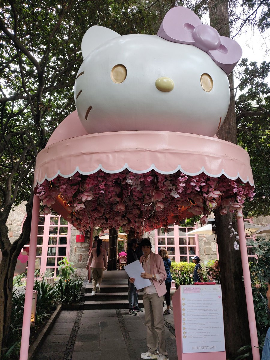 InuYDesi's tweet image. ¿Adivinen en dónde está su Hello Kitty?

Post festejo de cumpleaños con mi prima que cumple el mismo día que yo :v

#inuydesi #hellokitty #hellokittycafe #doblaje #latino #mexico