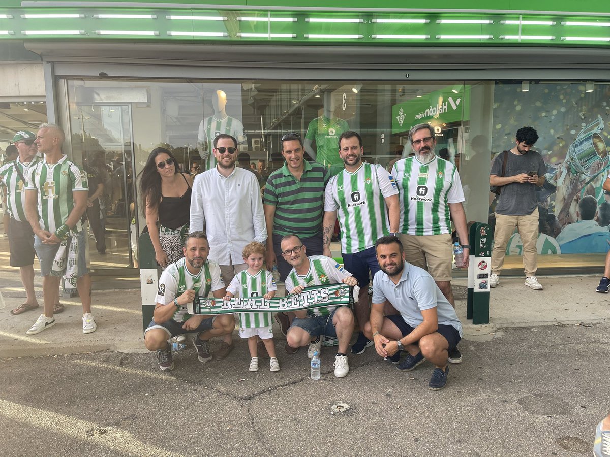faxu2290's tweet photo. Y que ningún niñ@ se quede sin su camiseta

La primera de muchas…y que mejor para ello que Macarena!

@Alex_blanquez8 @portalbetis @TinteroVB @BetisPol @ElMagoBotas_ @jovillegas727 https://t.co/Ly2IOPVcpL