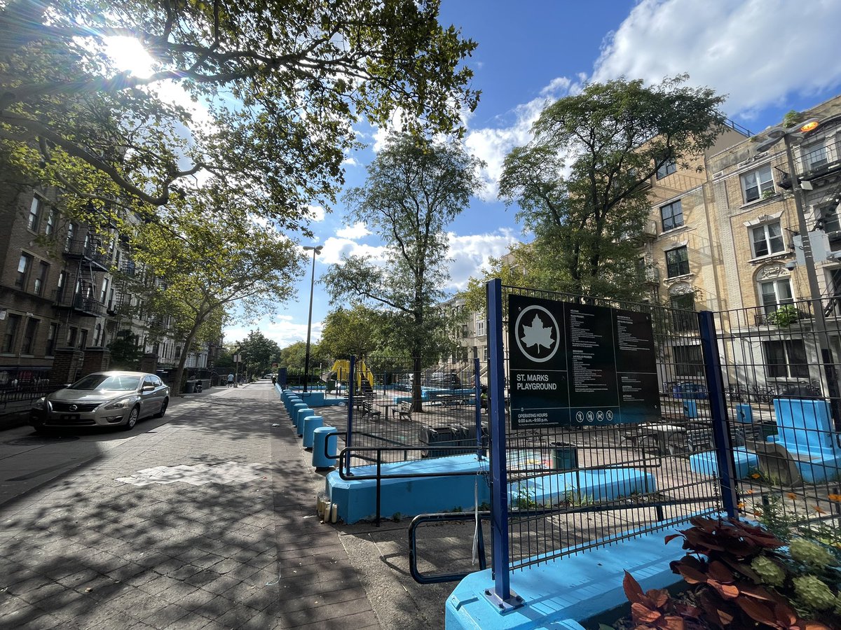KathyParkPrice's tweet image. Saw this one in person for the first time…Would love to see mid-block playgrounds around NYC like St. Marks Playground in Crown Heights (but without the flanked parking lots and driving/parking on the sidewalks)

nyc.streetsblog.org/2019/04/29/sco…