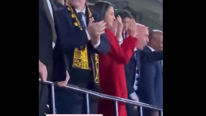 Cesar_Opinions's tweet photo. Después de llevarse comisiones para celebrar la final d la copa del Rey en ArabiaSaudí, donde se vulneran los derechos de las mujeres, Rubiales se ha tocado los genitales al lado d la reina y besado a jugadoras por sorpresa delante de la infanta y d las cámaras.
#RubialesDimision https://t.co/UtHZmGwsbQ