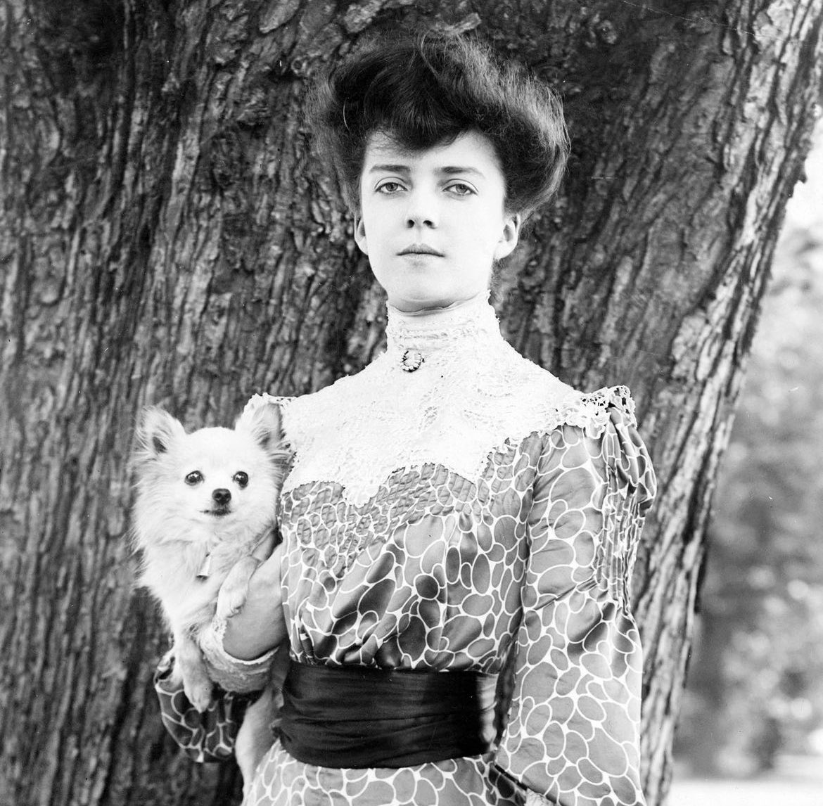 In 1902, this is 18-year-old Alice Roosevelt, accompanied by her long-haired Chihuahua, Leo. She also had a pet snake named Emily Spinach, whom she would wrap around one arm and take to parties. Unlike many women of her time, Alice was known for wearing pants, driving cars,