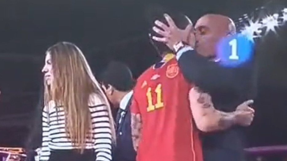 Cesar_Opinions's tweet photo. Después de llevarse comisiones para celebrar la final d la copa del Rey en ArabiaSaudí, donde se vulneran los derechos de las mujeres, Rubiales se ha tocado los genitales al lado d la reina y besado a jugadoras por sorpresa delante de la infanta y d las cámaras.
#RubialesDimision https://t.co/UtHZmGwsbQ