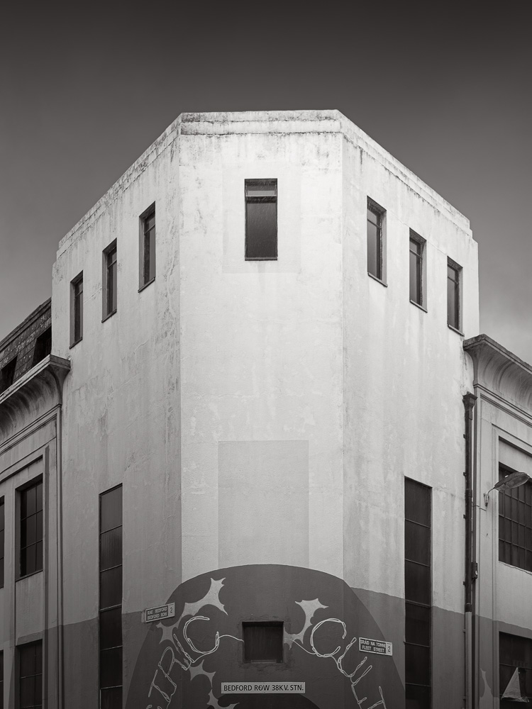 picturesby_JOE's tweet photo. 14 industrial and commercial buildings in Dublin of the 20s, 30s &amp; 40s

#architecture #photography

1/ ESB Central Distributing Station | Fleet Street/Bedford Row | Vincent Kelly, 1928

Probably the first (or at least oldest standing) Modern Movement building in the city centre? https://t.co/OqmuEwY1lz