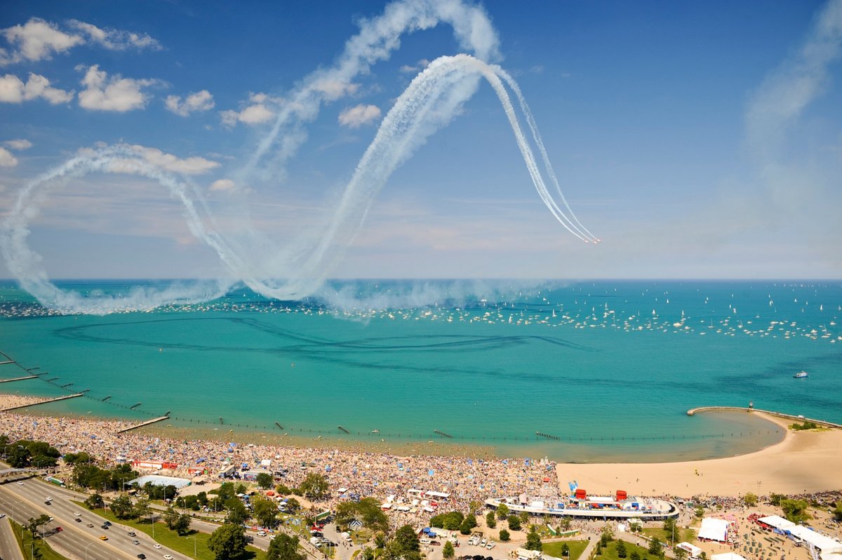 Looking for the best spot to hang after the #chicagoairandwatershow? 
Butch McGuire's has been the traditional (secret) spot for decades! See you at Butch's!
✈️⛵
$9 Mimosas, $12 Jumbo Bloody Marys, $13.5 Bourbon Rosemary Punch on tap, and Steak and Eggs for just $16.5