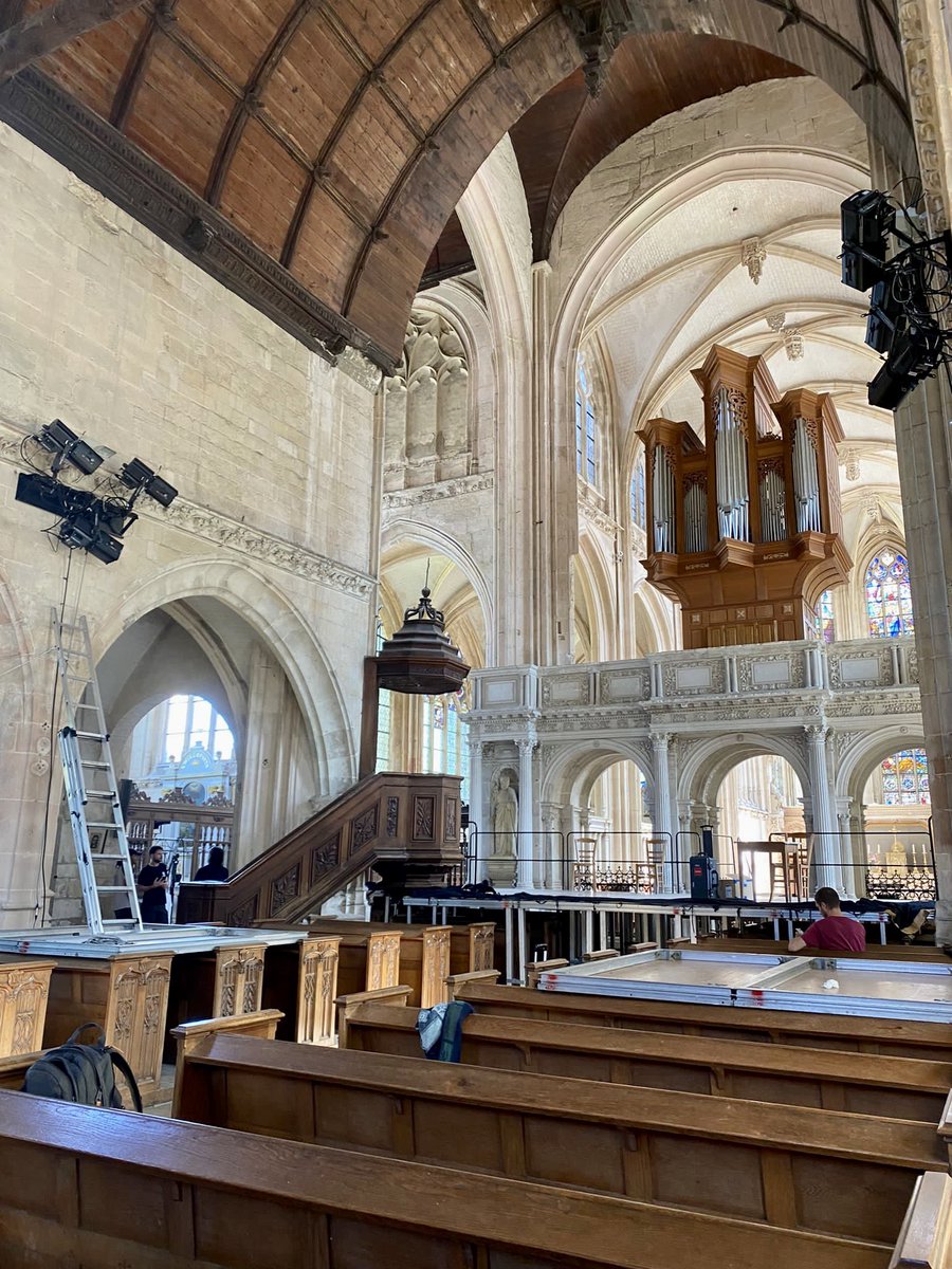 Derniers préparatifs à l’église d’Arques-la-Bataille. Le Festival de musique ancienne en Normandie commence demain ! ✌️