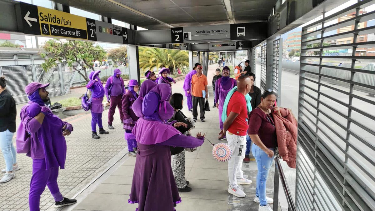 TransMilenio's tweet photo. 💜A esta hora, el #ComboVioleta recorre la troncal Américas, compartiendo mensajes de cultura ciudadana y del pago del pasaje con todos nuestros usuarios.
#LaCulturaNosMueve 😍🙌 https://t.co/qISGC7XITy