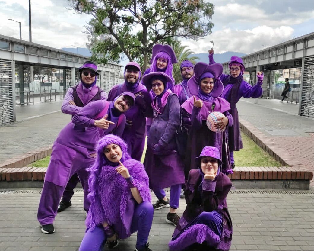 TransMilenio's tweet photo. 💜A esta hora, el #ComboVioleta recorre la troncal Américas, compartiendo mensajes de cultura ciudadana y del pago del pasaje con todos nuestros usuarios.
#LaCulturaNosMueve 😍🙌 https://t.co/qISGC7XITy