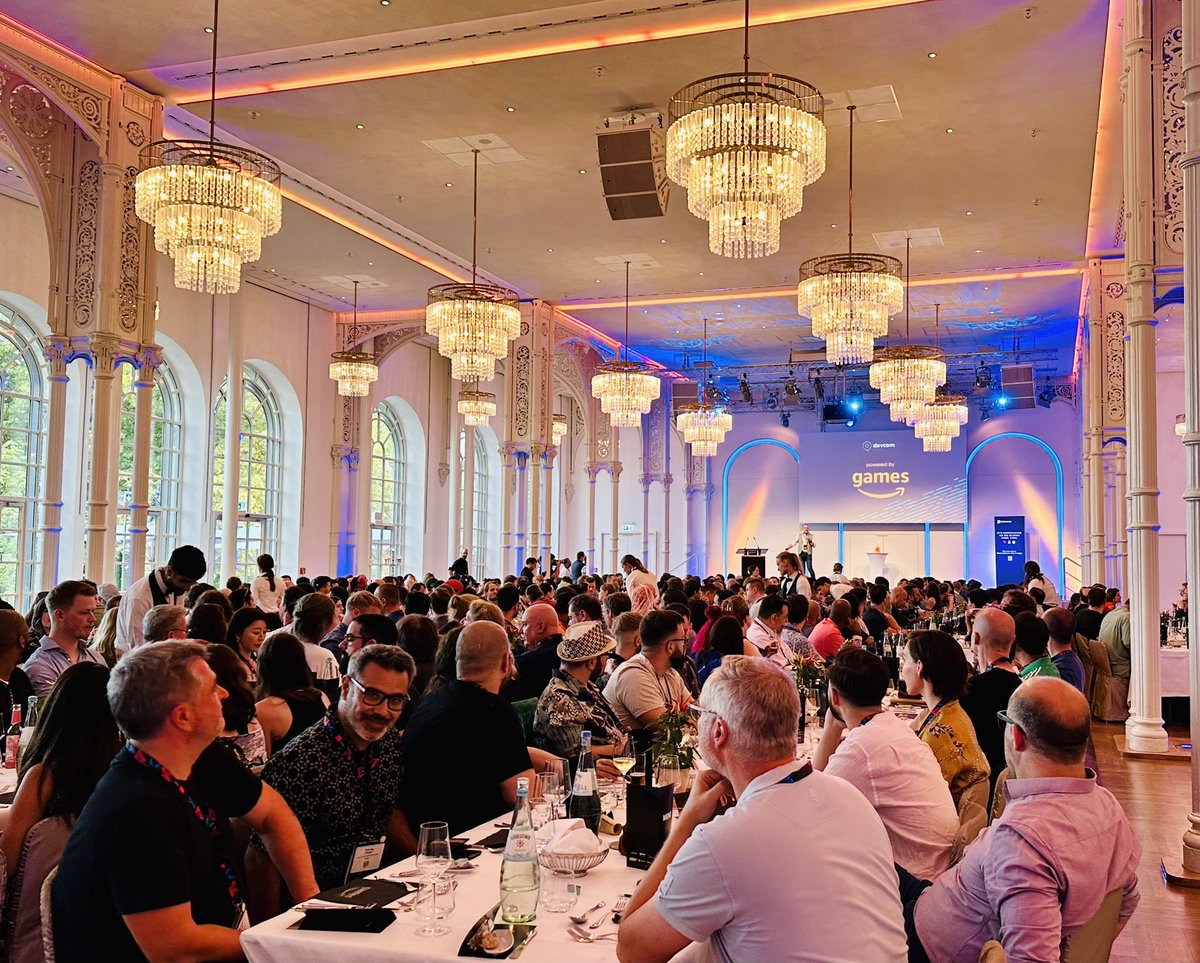 gameswirtschaft's tweet image. Auftakt der #devcom 2023: Head of devcom Stephan Reichart @DerReichart begrüßt Redner und geladene Gäste zum Networking Dinner.