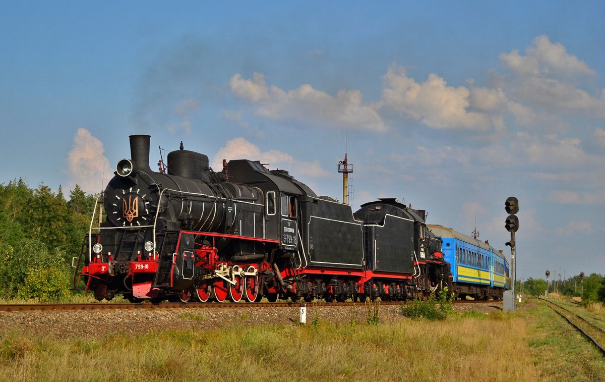 UraSlusar's tweet photo. Паровози Эр799-18 та Эр798-71 з туристичним потягом #Гайворон - Джулинка під час фестивалю #ГайГуде
#Паровоз #ПаровозЭр #Эр #Ретро #РетроПоїзд #SteamLocomotive #Retro #RetroTrain #Haivoron #Railfan #trainspotter #railwayphotography #trainspotting #railfanning #HaiHude #railways https://t.co/DbWZIcLU2T