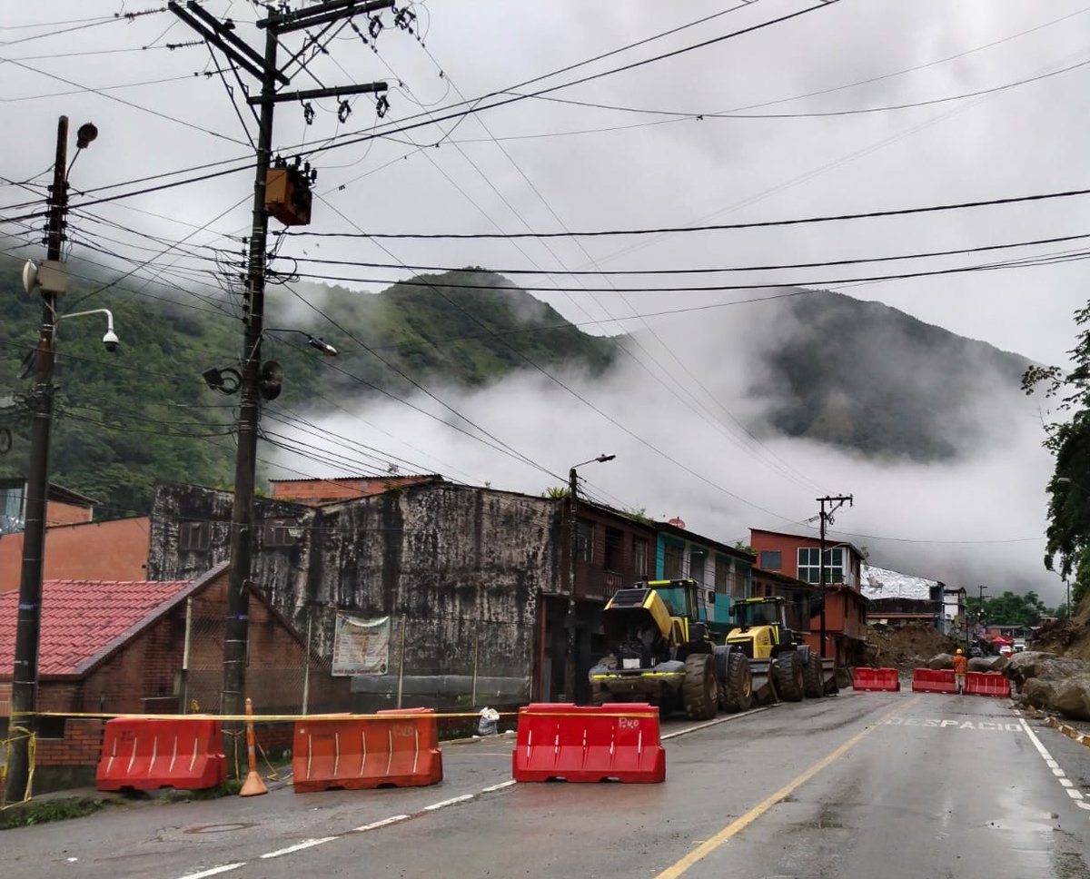 CoviandinaSAS's tweet photo. (1:00 pm) Continúa cierre total por caída de material en el K58+600  paso urbano de Guayabetal y K56+600 Quebradablanca, K69+900 Susumuco, K70+800 Pipiral. Puntos de control en la vía y en el K0+000 en Bogotá y en Villavicencio K83+000. No se tiene aún tiempo de apertura. #713 https://t.co/TARTG7P70B
