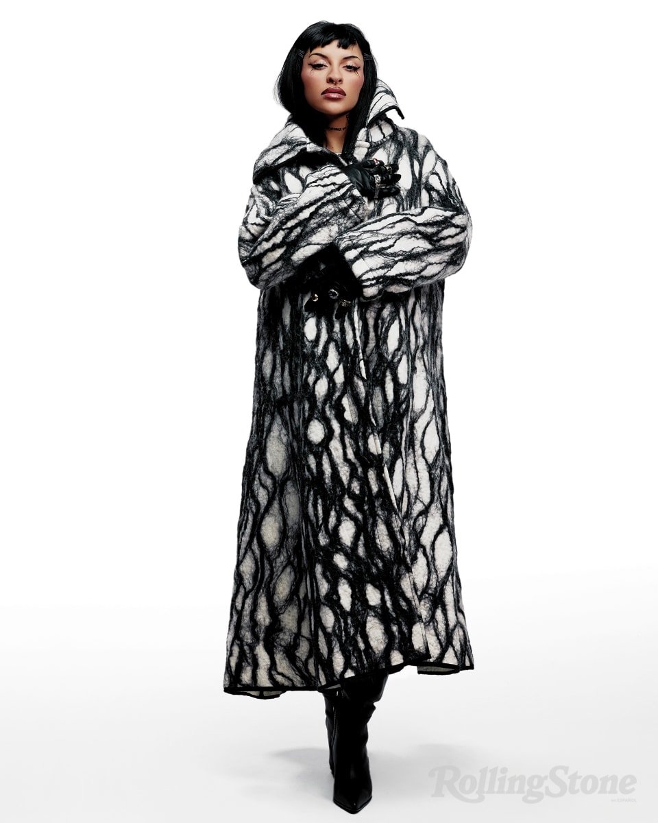 Iconicaba's tweet image. 🤰🏼🎶 ROLLING STONE: Julieta Cazzuchelli, aka Cazzu, encuentra armonía en su embarazo mientras reflexiona sobre música y maternidad. Desde Jujuy, rompió barreras en el trap argentino. 🔗Link acá: es.rollingstone.com/cazzu-encontra…