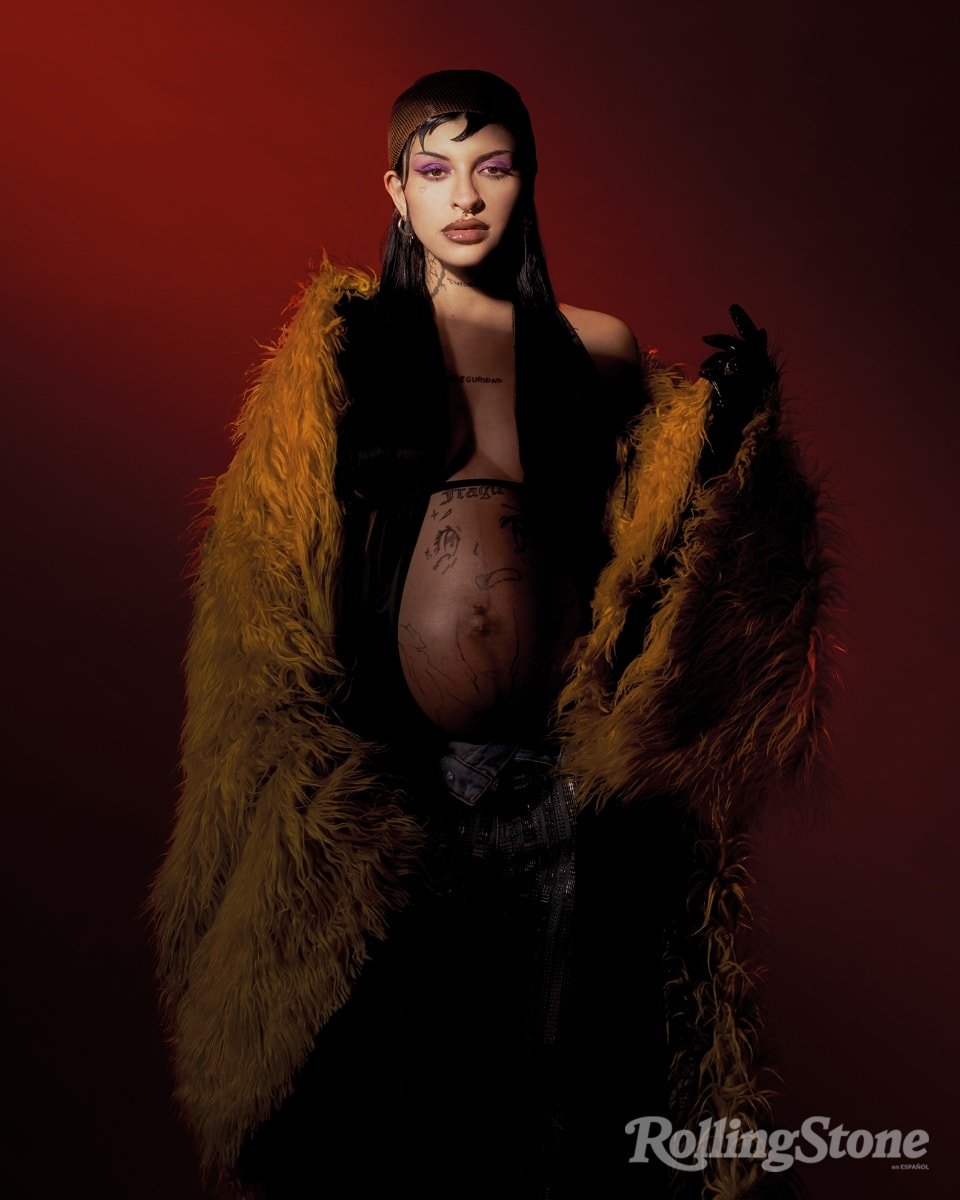 Iconicaba's tweet image. 🤰🏼🎶 ROLLING STONE: Julieta Cazzuchelli, aka Cazzu, encuentra armonía en su embarazo mientras reflexiona sobre música y maternidad. Desde Jujuy, rompió barreras en el trap argentino. 🔗Link acá: es.rollingstone.com/cazzu-encontra…