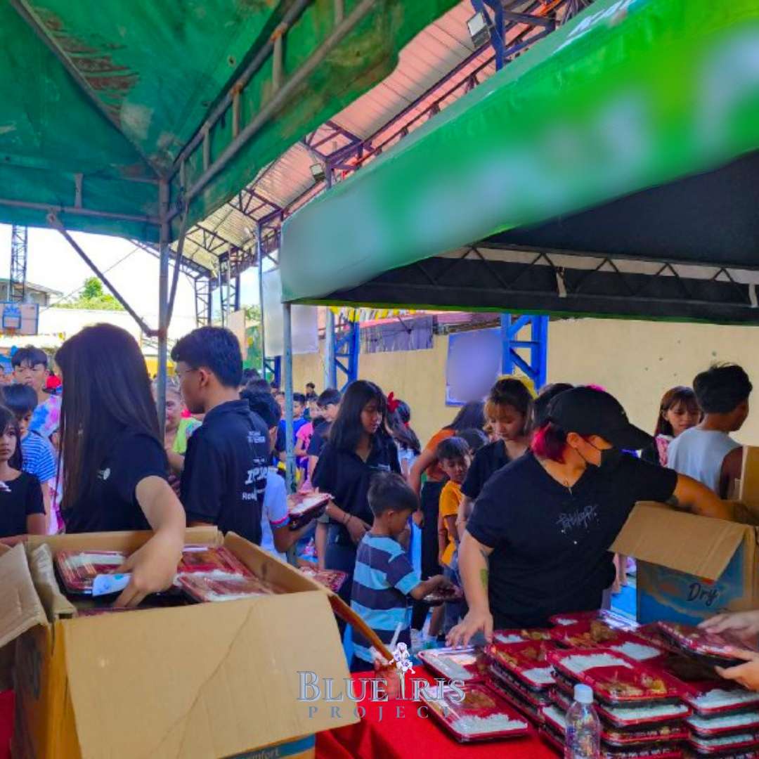 blueiris2022's tweet photo. Celebrating family day with the children of Carreon-Aguirre Village. With the help of your donations, we were able to sponsor 150 lunch boxes! https://t.co/AttGzdyQyd