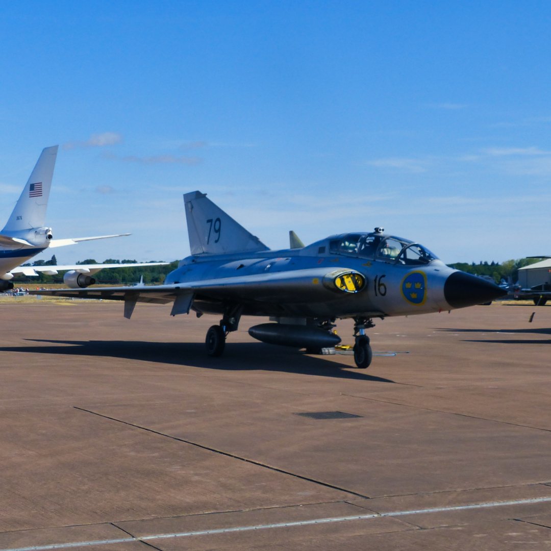 Michaelflying28's tweet photo. Swedish Air Force Historic Flight Saab SK-35C Draken 16-79 (SE-DXP) on display at RIAT 22..
#riat #swafhf #swedishairforcehistoricflight #swedishairforce #försvarsmakten #soldf #svfm #saab #saabgroup #saabinthesky #saab35 #saab35draken #saabdraken #draken #sk35 #sk35draken https://t.co/nebK8mF49S