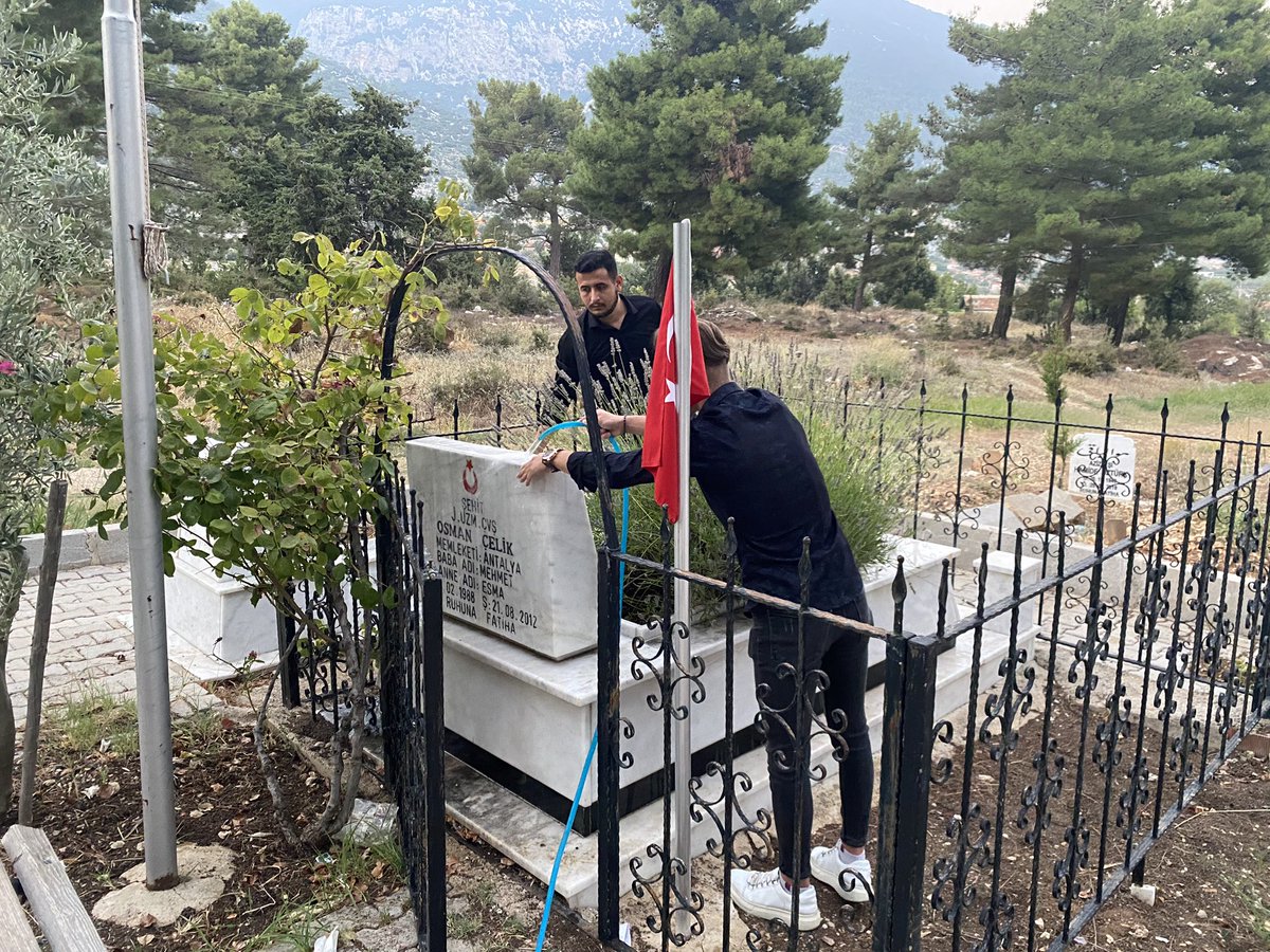 Finike Ülkü Ocakları olarak,
Kahraman Şehidimiz Osman Çelik ağabeyimizin yarın (21/08/2012) şehadetinin sene-i devriyesi olması münasebetiyle ebedi istirahatgâhında ziyaret ederek, dualarla andık.
-Rabbim mekanını Cennet eylesin, aziz ruhu şâd olsun.