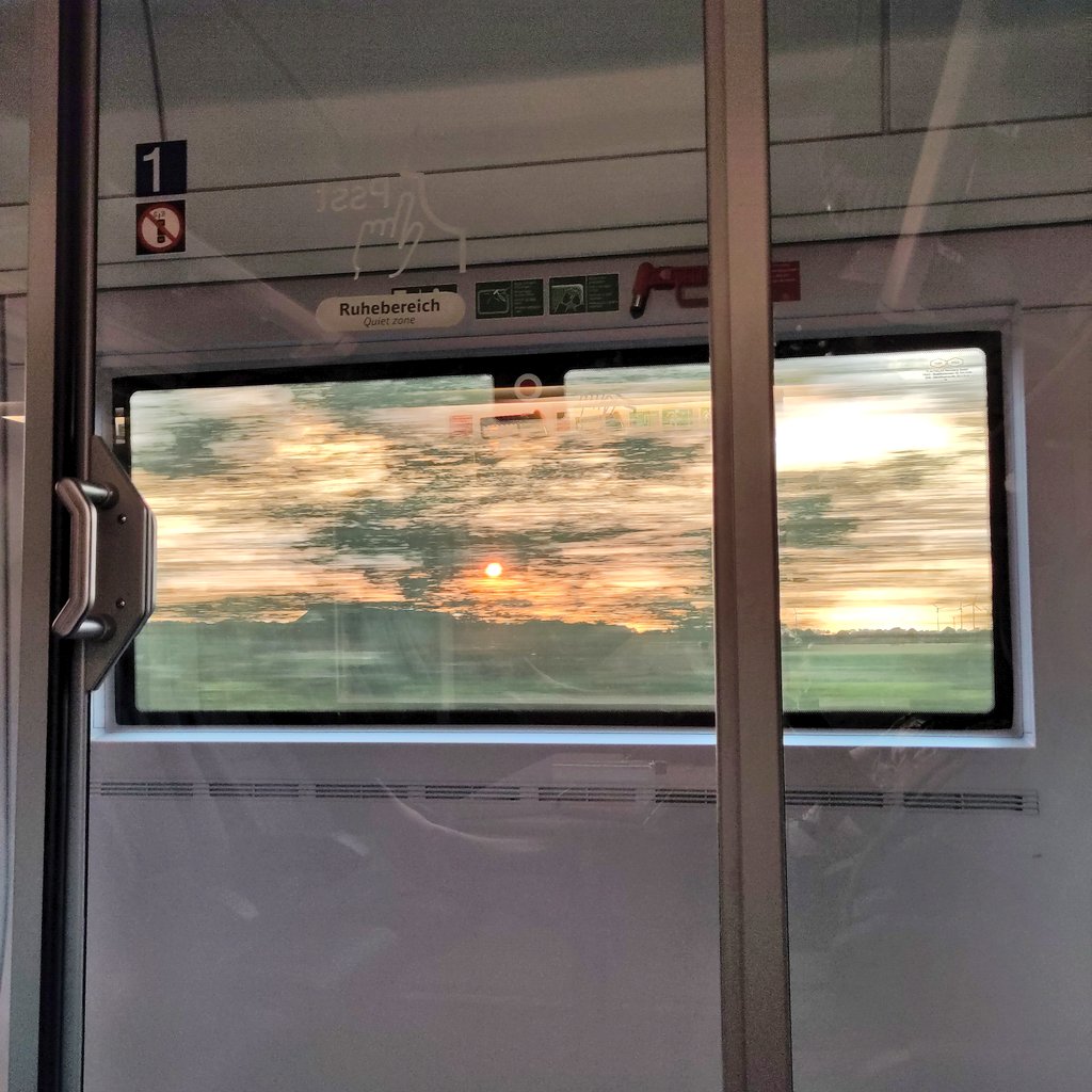 1. Klasse
Ruhebereich
6er-Abteil für mich allein
Klimaanlage läuft
Sonnenuntergang
10 Minuten Verfrühung (!) 

Es gibt sie noch, die perfekte Bahnfahrt.