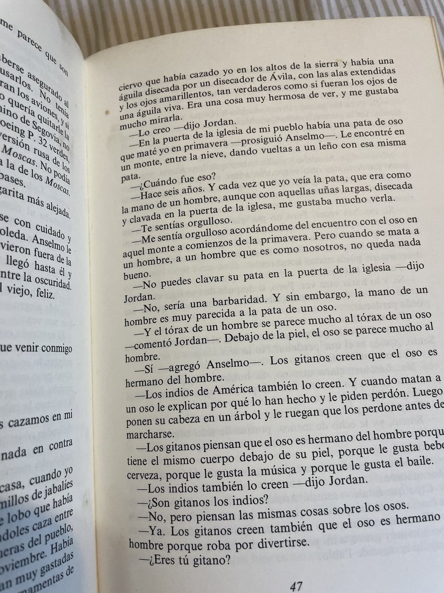 En la puerta de la Iglesia de Navacepeda de Tormes (Sierra de Gredos) se encuentra la “manita” de un oso cazado entre 1450 y 1640, datada gracias a los resultados del método Carbono 14. Y figura nada más y nada menos que en “Por quién doblan las campanas” de Hemingway.