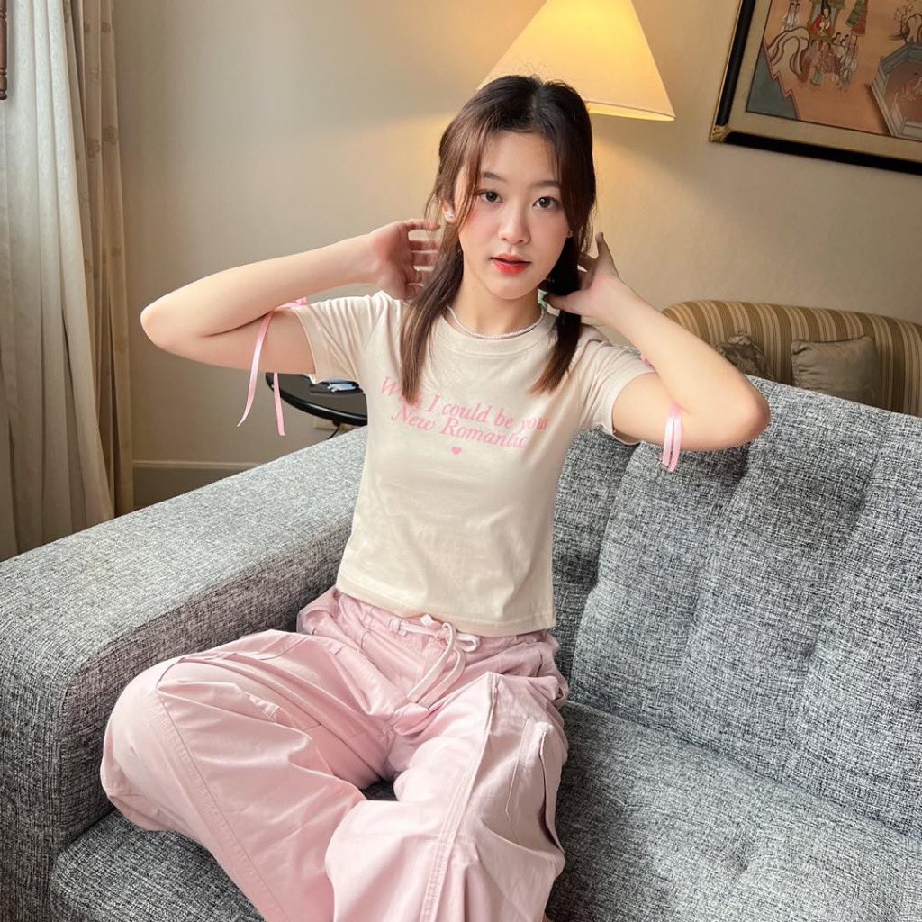 192hrq's tweet photo. ส่งต่อครอป รุ่นmini baby tee แบรนด์ไอจี 130 รวมส่ง ลองใส่เฉยๆค่ะ(ไม่ได้เข็มกลัดโบว์นะคะ )#ส่งต่อเสื้อผ้ามือ2 #ส่งต่อเสื้อผ้า #ส่งต่อเสื้อผ้ามือสอง #โล้ะตู้เสื้อผ้า #เสื้อผ้ามือสองสภาพดี #cintageshop #mon2sun #เสื้อครอป #เสื้อผ้ามือสองราคาถูก https://t.co/Rnd1q67tUW