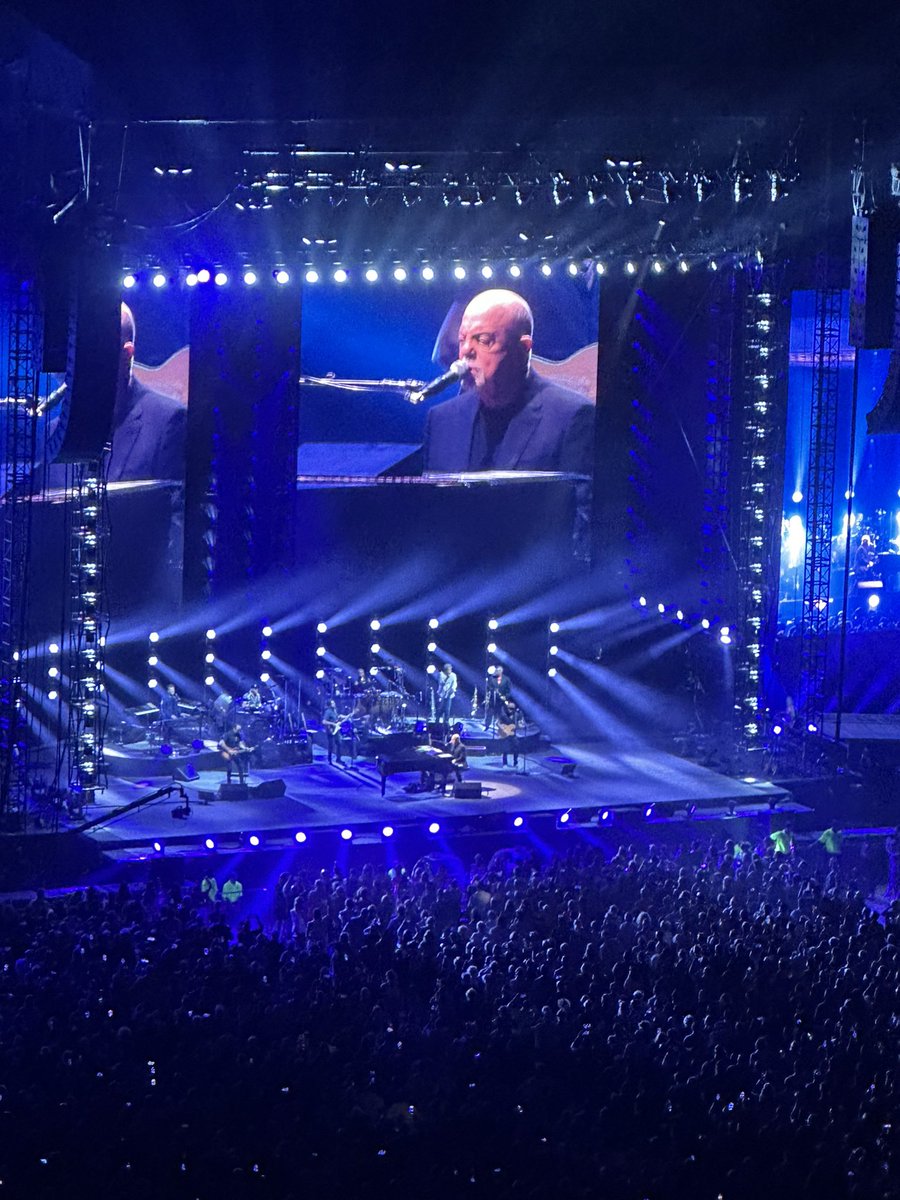 dsgonzalez4's tweet photo. Great night of music and friends-Stevie Nicks and the  “ Piano Man”, Billy Joel!! https://t.co/L9mt0FovbZ
