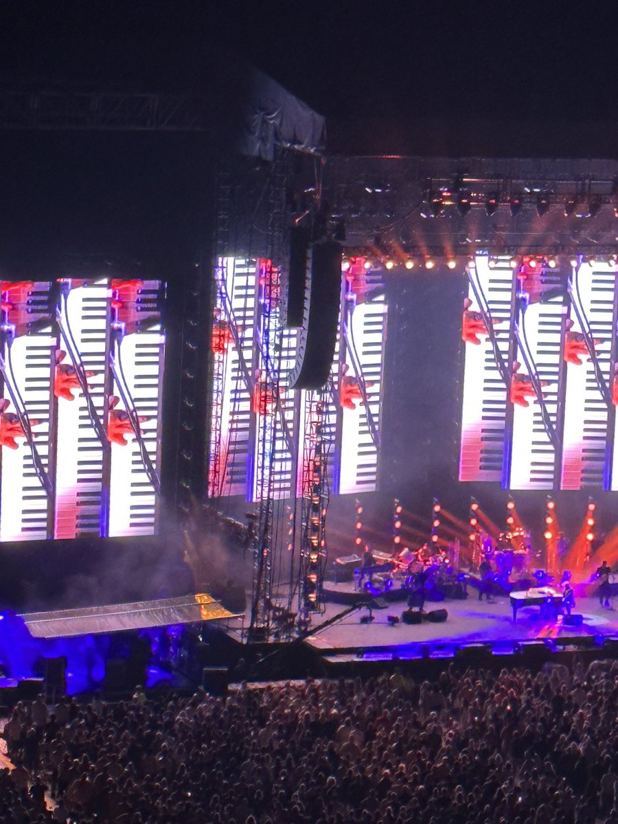 dsgonzalez4's tweet photo. Great night of music and friends-Stevie Nicks and the  “ Piano Man”, Billy Joel!! https://t.co/L9mt0FovbZ