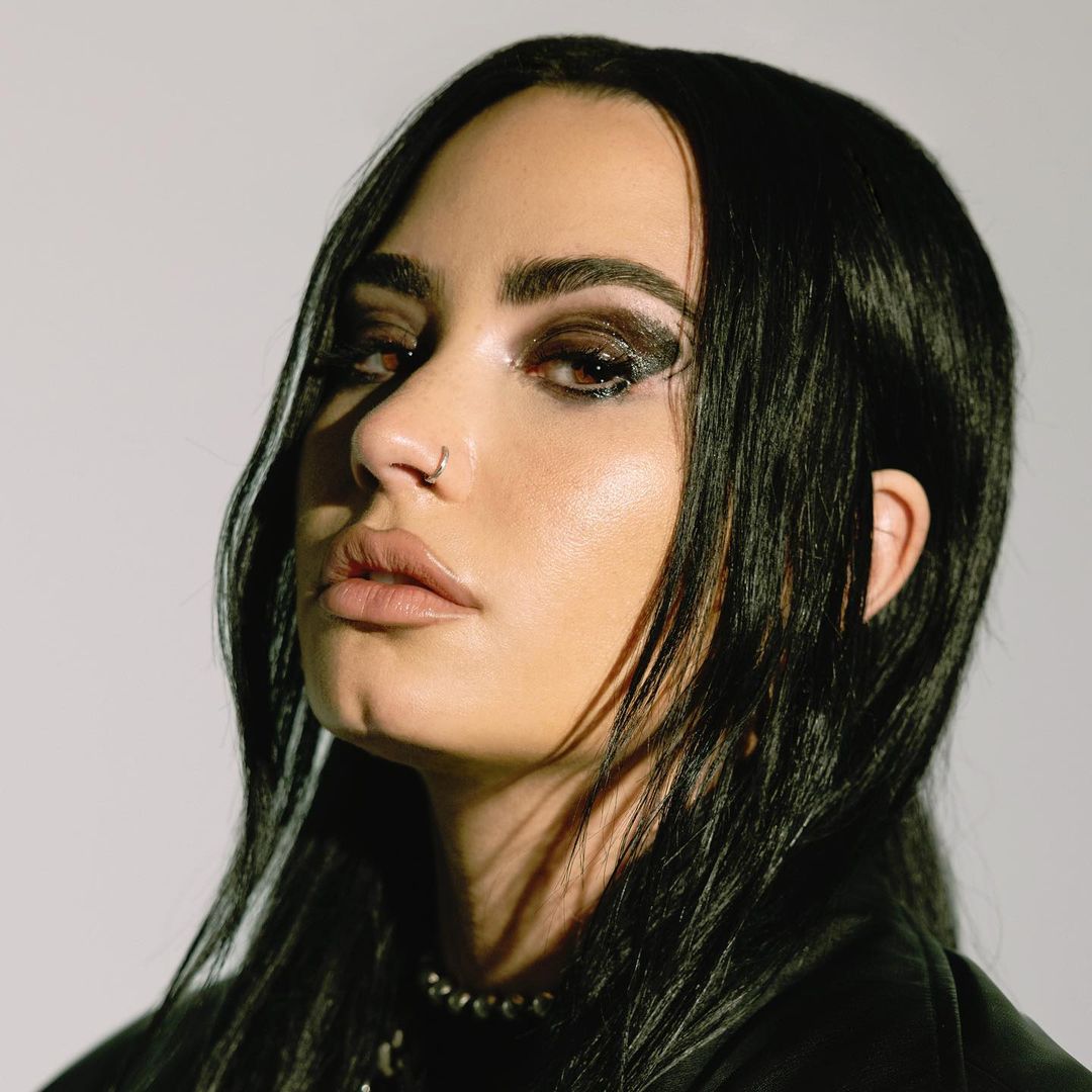 Iconicaba's tweet image. 🎉🎤¡Felices 31 años a Demi Lovato! Desde "Camp Rock" hasta álbumes como "Unbroken" y "Tell Me You Love Me", ha conquistado la música. También brilló en series como "Sunny, entre estrellas" y "Glee". Su valiente historia inspira. ¡Que sigan los éxitos y la música increíble!🌟🎂🎶