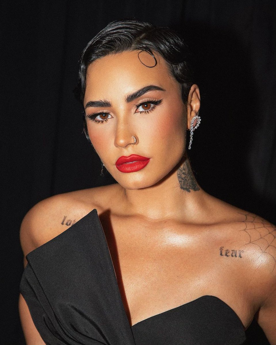 Iconicaba's tweet image. 🎉🎤¡Felices 31 años a Demi Lovato! Desde "Camp Rock" hasta álbumes como "Unbroken" y "Tell Me You Love Me", ha conquistado la música. También brilló en series como "Sunny, entre estrellas" y "Glee". Su valiente historia inspira. ¡Que sigan los éxitos y la música increíble!🌟🎂🎶