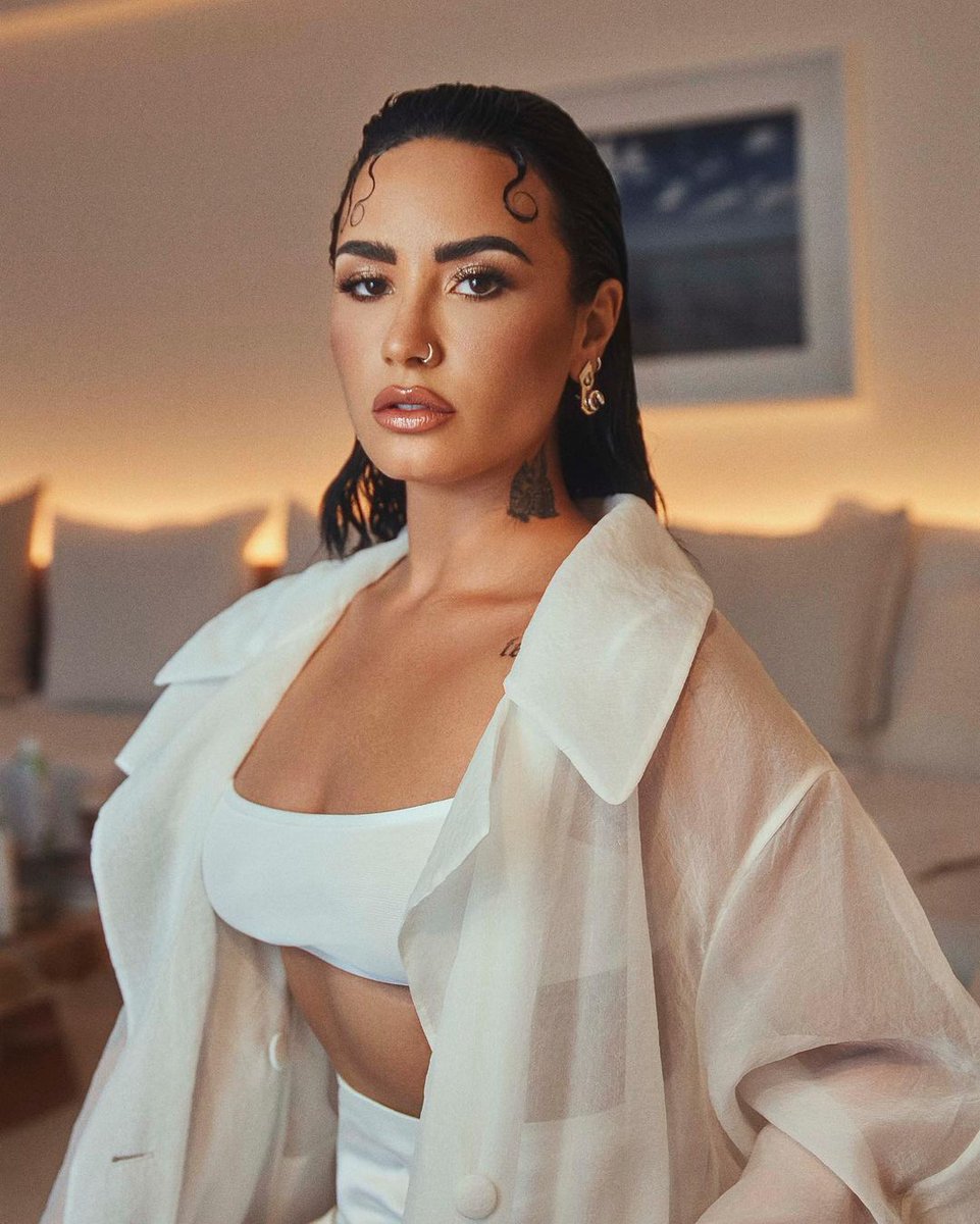 Iconicaba's tweet image. 🎉🎤¡Felices 31 años a Demi Lovato! Desde "Camp Rock" hasta álbumes como "Unbroken" y "Tell Me You Love Me", ha conquistado la música. También brilló en series como "Sunny, entre estrellas" y "Glee". Su valiente historia inspira. ¡Que sigan los éxitos y la música increíble!🌟🎂🎶