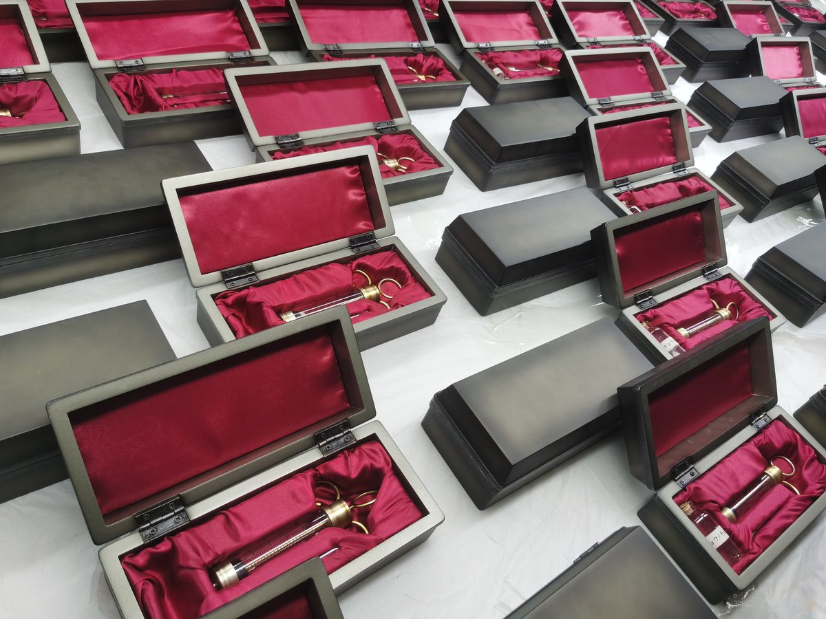 Typical_Scene's tweet image. The syringe now ready for shipping. although it is not made in metal it's really nice anyway.