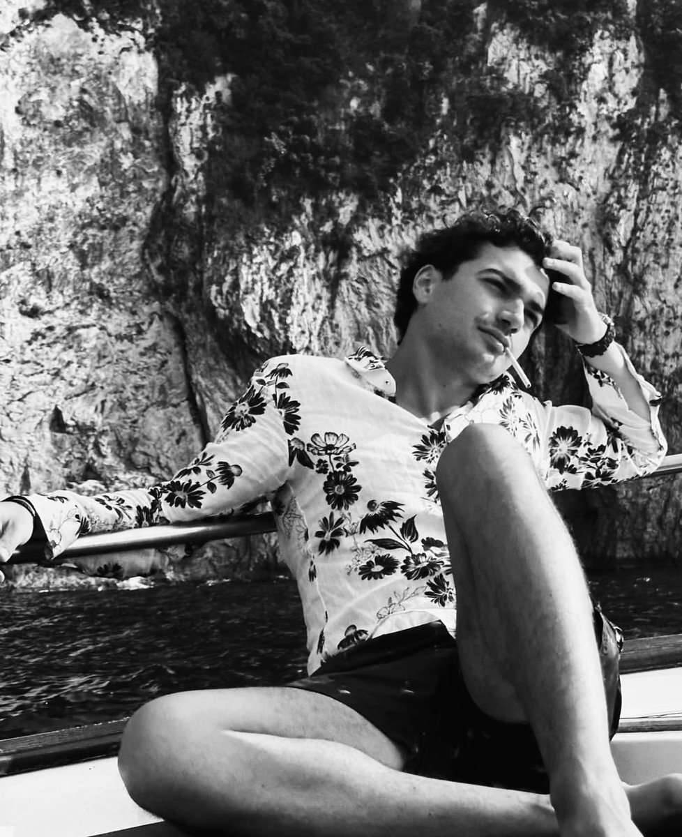 walkeesley's tweet photo. tu sei proprio il mio sole🤍 https://t.co/QrH7BGSBCx