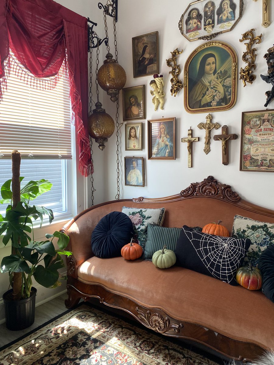 fiveyearwinterx's tweet photo. I’ve slowed down on Halloween decor a lot (shocking I know) so now I’ve elevated to granny goth https://t.co/6eQTO2GFaz