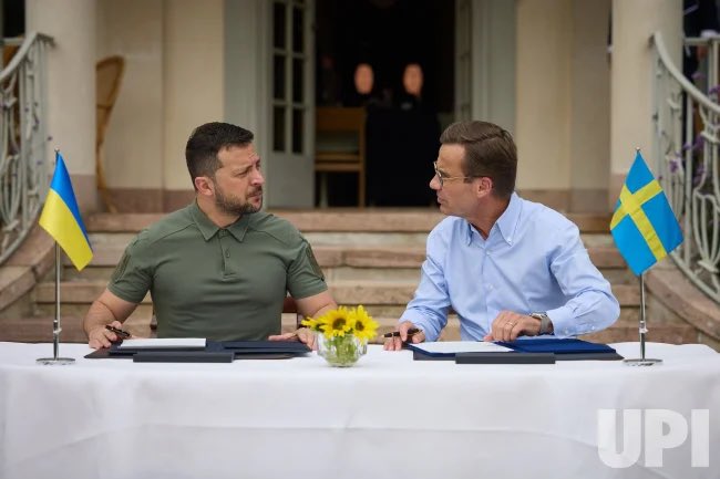 Esq_Advocacy's tweet image. 🚨 Breaking News 🚨 
Danish 🇩🇰 PM Mette Frederiksen &amp;amp; 🇺🇦 President @ZelenskyyUa in 🗞️press conference tackle tough issues on NATO &amp;amp; territorial exchanges💼. Zelenskyy's stance - Save lives, ⚖️ balance power! #NATO #UkrainePeaceTalks #NoteForPeace. Denmark's PM: "The ball is in