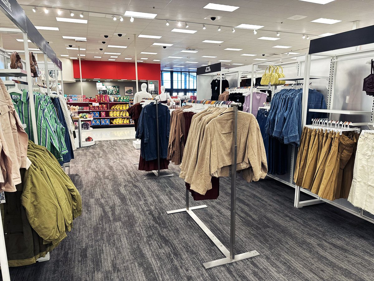 Future Collective feat. Reese Blutstein, has dropped at T1863! So excited for our guest to get into Fall with this line! 

#vm #visualmerchandising #Target