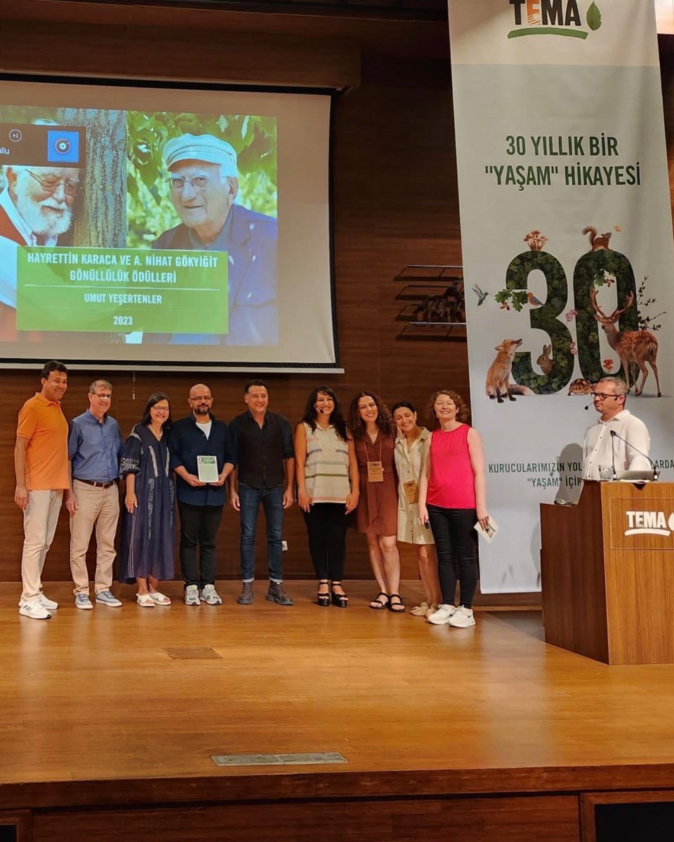 TEMA Vakfı 2023 yılı Hayrettin Karaca ve A. Nihat Gökyiğit Gönüllülük ödülleri “UMUT YEŞERTENLER” Yönetim Kurulu Başkanımız Deniz Ataç ve Mütevelli Heyeti üyesi Yiğit Özşener tarafından takdim edildi 🍀💚🌱