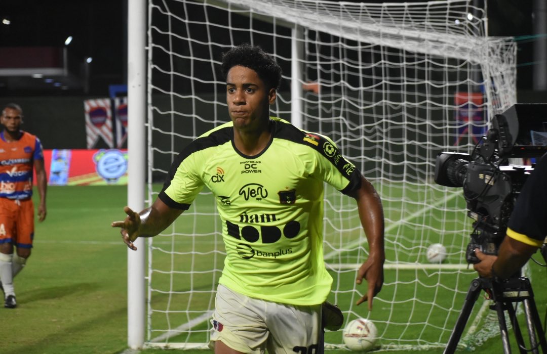 FUTVEEnglish's tweet photo. Exciting news coming out of 🇻🇪🇻🇪🇻🇪!

It is being reported by several Venezuelan journalists and social media accounts that a trio of Saul Guarirapa, Fernando Basante, and Yerson Chacon will be signed by Ligue 1 clubs imminently.

Chacón was linked to Strasbourg last year. https://t.co/MqtBmASWeg