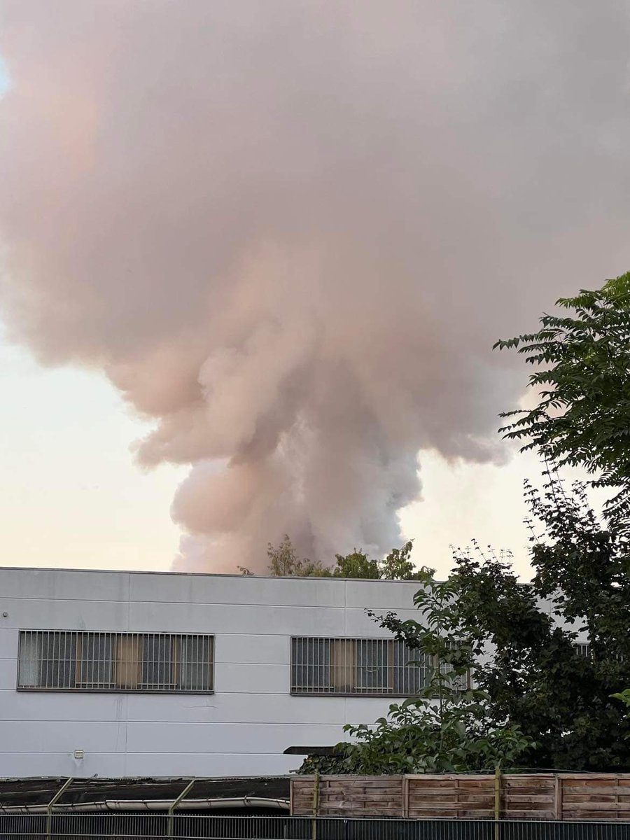 max_hess's tweet photo. Riesige #Explosion / Feuer im Raum #Frankfurt, hier die aktuelle Sicht aus #Offenbach. Weiß jemand mehr? 🫣@Polizei_Ffm https://t.co/c3NahdpL44