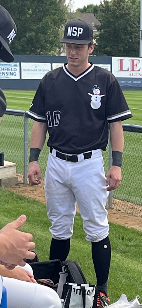 MNtownballUnis's tweet photo. I have a found a new uni to add to the favorites list: the North Saint Paul Snowmen.

Legendary logo, the ‘NSP’ lid is terrific. All around fantastic look. https://t.co/lH4rCjNPkq