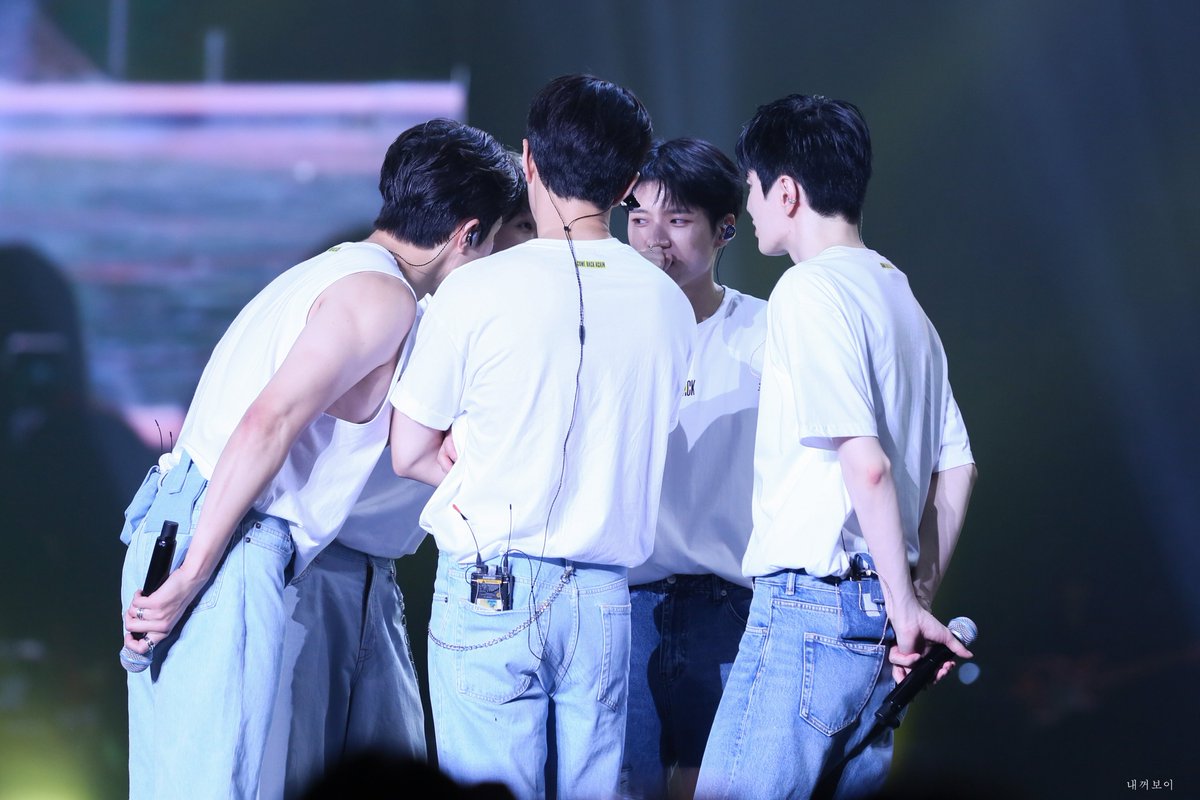 limerence_kms's tweet photo. 230820 COMEBACK AGAIN D2

무대에서 노래하고 춤 추고 장난 치면서 너무 행복해 보이는 오빠들의 모습을 보고 울컥했어ㅜ

인피니트 지켜줘서 고마워 💛

#성규 #동우 #우현 #성열 
#엘 #성종 #인피니트 #INFINITE https://t.co/f85GwmFQdN