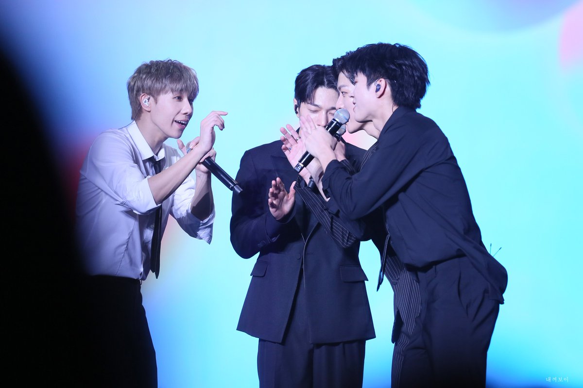 limerence_kms's tweet photo. 230820 COMEBACK AGAIN D2

무대에서 노래하고 춤 추고 장난 치면서 너무 행복해 보이는 오빠들의 모습을 보고 울컥했어ㅜ

인피니트 지켜줘서 고마워 💛

#성규 #동우 #우현 #성열 
#엘 #성종 #인피니트 #INFINITE https://t.co/f85GwmFQdN