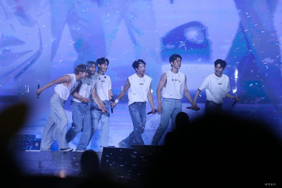 limerence_kms's tweet photo. 230820 COMEBACK AGAIN D2

무대에서 노래하고 춤 추고 장난 치면서 너무 행복해 보이는 오빠들의 모습을 보고 울컥했어ㅜ

인피니트 지켜줘서 고마워 💛

#성규 #동우 #우현 #성열 
#엘 #성종 #인피니트 #INFINITE https://t.co/f85GwmFQdN