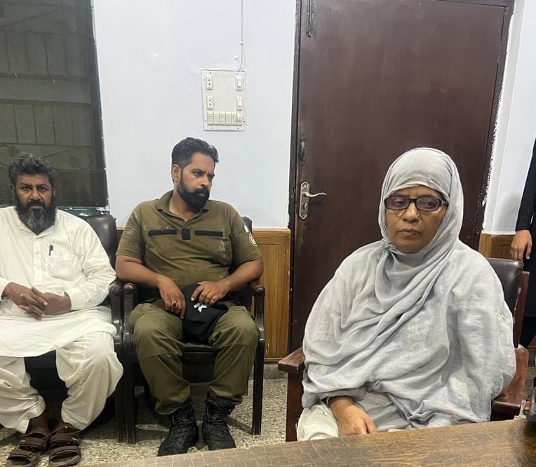 BanBadar's tweet photo. صحافی سے لڑنے اور آئی جی پنجاب کو گالیاں دینے والے پولیس اہلکار کو پاگل خانے منتقل کردیا گیا ہے!!! https://t.co/1lxtxySMfU