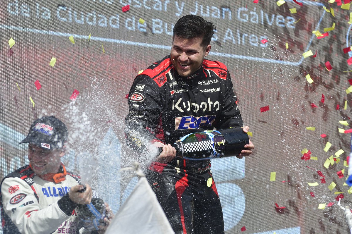 actcargentina's tweet photo. Así festejó @valenaguirre133 tras quedarse con el triunfo en Buenos Aires 🍾🏆🤩

🏁 Turismo Carretera 
📸 Germán Alt / Guillermo Cejas / Prensa ACTC https://t.co/YvFoQfSRzu