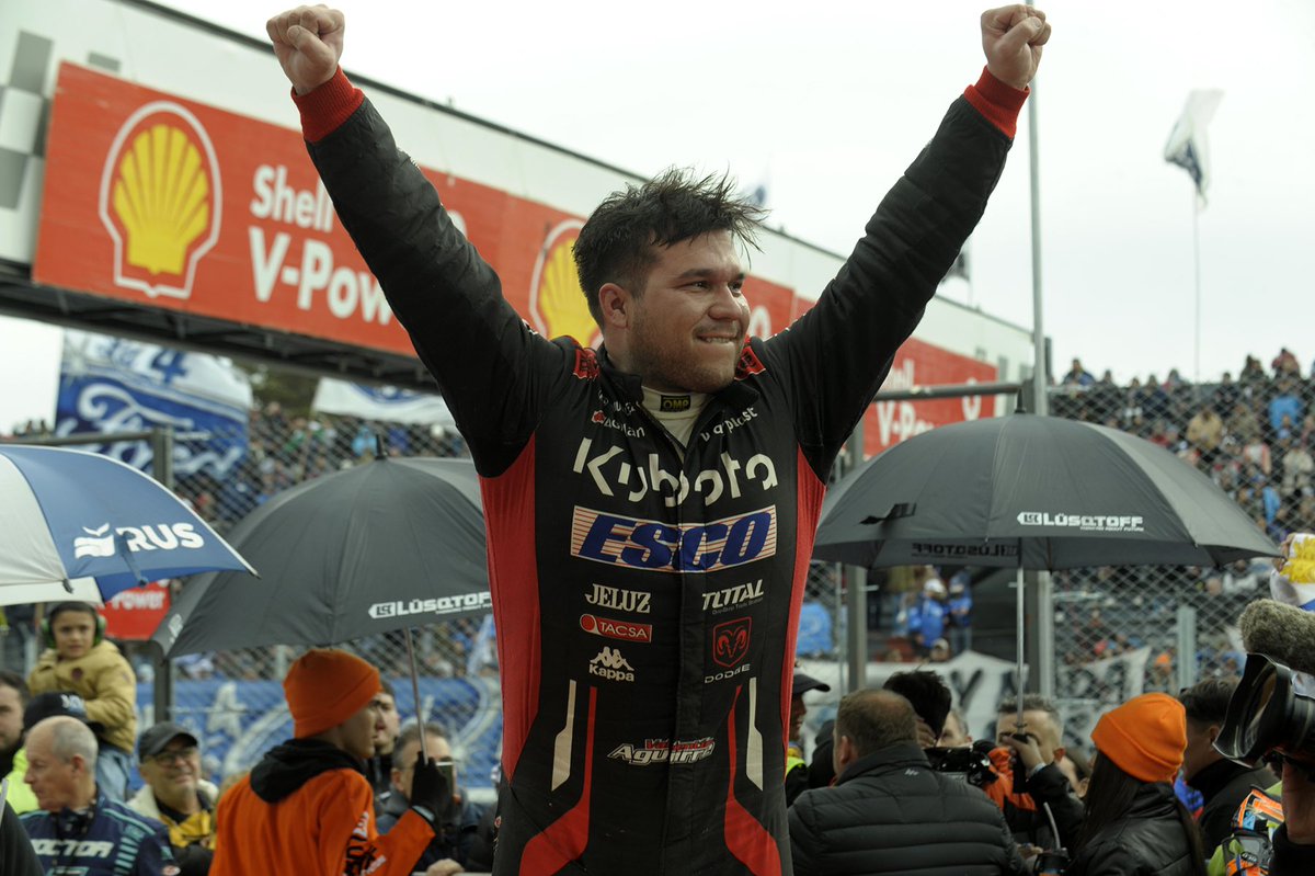 Así festejó <a href="/valenaguirre133/">Valentín Aguirre</a> tras quedarse con el triunfo en Buenos Aires 🍾🏆🤩

🏁 Turismo Carretera 
📸 Germán Alt / Guillermo Cejas / Prensa ACTC