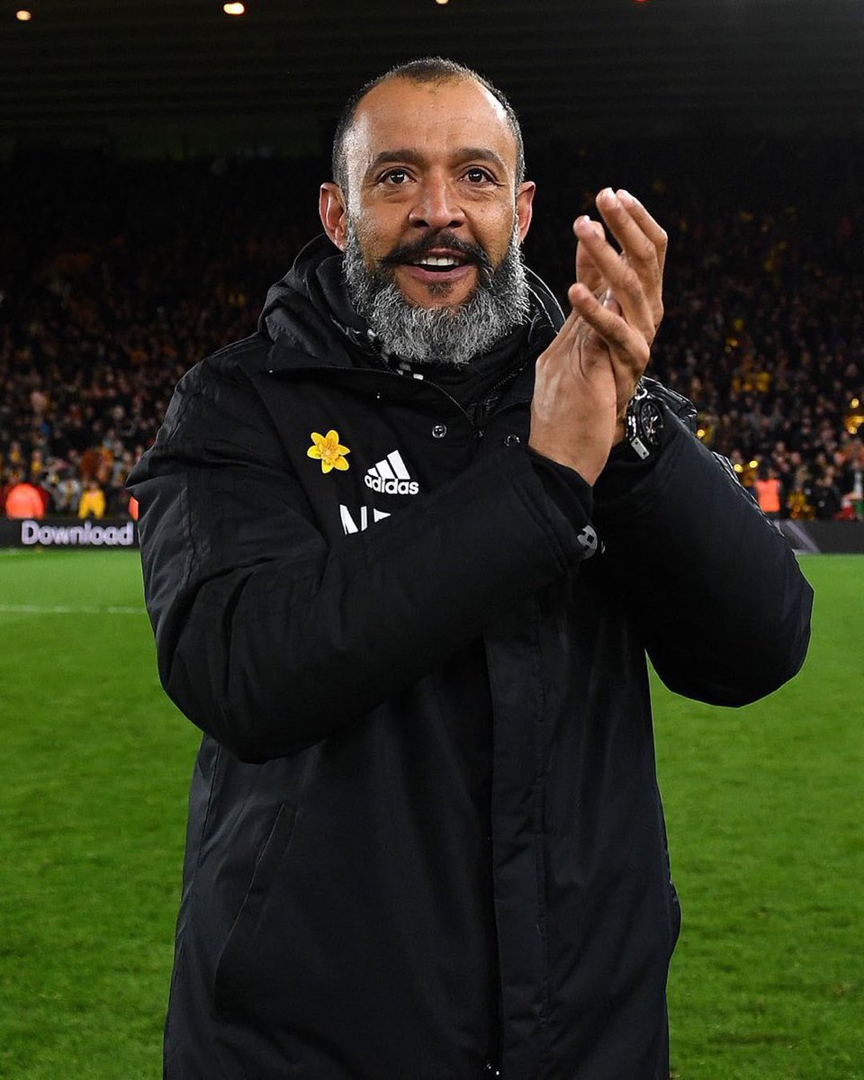 هذا المدرب مستفز ورب الكعبه 
الموسم الماضي طالب بكوستا وتورّطنا فيه واغلب المباريات كان يستبعده اساسًا وماشفناه كثير والموسم هذا من بداية الصيفية وهو يطالب بجوتا ويوم تعاقدنا معه صار يركنه فالدكّة والحين بيطلعه من الفريق لعيون روما والساطي 😂

سمسرة ولا وش نسميها هذي ؟