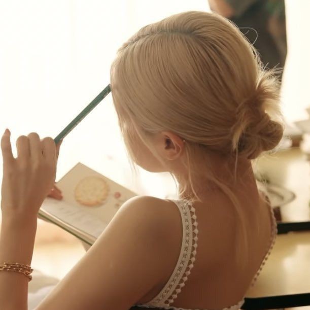 ˚ ୨  hi !  I'm cams ─  restarting ୧ ˚    looking for more moots !  
 
—  ☕ :  about me . . .

⠀♡  she her, '08 liner, intp
⠀♡ incoming gr 10 student
⠀♡  new to #studytwt #studytwtph

♡ / ↻  are highly appreciated ! ^^