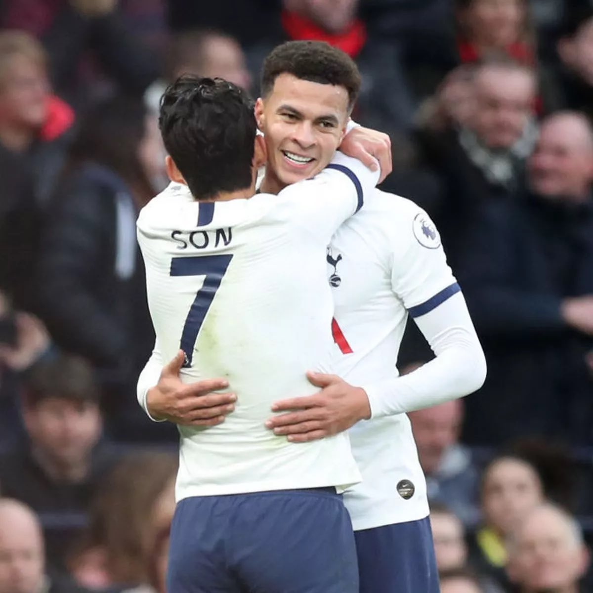 TheSpursExpress's tweet photo. 🎙| Sonny on Dele:

“My heart hurts. No one knew that this friend was living a very difficult life. The fact that he had the courage to speak for the first time is meaningful in itself. It helped many other people to have this courage in the future. 

When I first came to England and had difficulties, I got a lot of help from him. He gave me a lot of advice. Even though I was young, he gave me a lot of advice and help. I can't repay him. I feel so fortunate that the opportunity I have is always by my side. If he needs me anytime, anywhere, I will definitely be by his side. I will really support him on his journey like family. 

Obviously, this friend is that strong, so he will definitely overcome it. Also, since there are many good friends next to him, I think he can overcome it together."🤍🏴󠁧󠁢󠁥󠁮󠁧󠁿🇰🇷👊