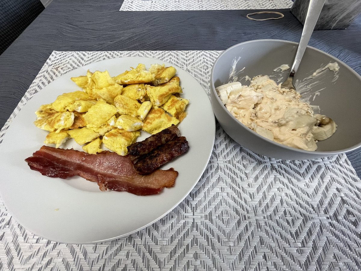 A 1k calorie breakfast.  Fit some sausage & bacon into todays diet. Meal: 57g protein, 86g carbs, 47g fat, & 6g fiber.

Daily macros are around 200p/225c/80f & 30-40g fiber.

#eatingforresults #healthylifestyle #health #fitness #flexibledieting #IIFYM #consistency #dedication