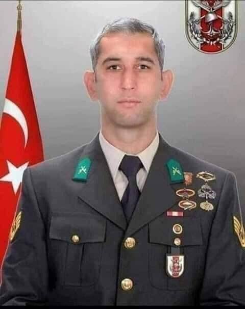 militerenstitu's tweet photo. Bir kahramanın hikayesi...

Mehmet Matara, 70 yaşındaydı. Çanakkale'de yaşıyordu. Aracıyla feribot iskelesine geldi. İskeledeki balıkçıların yanına gitti, bir sigara istedi. Yaktı, denizi izlemeye başladı. Yaşlı adam sigarası bitince aracına bindi. Kontağı çevirmesiyle iskeleden denize uçtu. Kimse ne olduğunu anlamadı. Balıkçılar telaş içinde bir sağa bir sola koşturmaya başladı. Olay yerinde feryatları yükselmeye başladı. İskelede adeta kaos yaşanırken bir gencin, elbiselerini çıkarmasıyla denize dalması bir oldu. Araç yaklaşık 3 metrelik derinlikteydi. Genç tereddütsüz daldı. İskeledeki feryatlar dinmiş, nefesler tutulmuşcasına bu yiğit genci izliyorlardı. Bir süre sonra genç suyun üstüne çıktı. Derin bir nefes alıp tekrar daldı. Saniyelerle yarışıyordu. herkes genç adamı izliyordu. Araçtaki adam yaşlıydı, ümitler tükeniyordu. Genç, suyun altından, tek eliyle belinden kucakladığı yaşlı adamla birlikte çıktı. Onu gören iki kişi daha denize atladı. Canpazarı yaşanıyordu. İskeleden sarkıtılan ip yeterli olmayınca hemen bir balıkçı motoru yanaştırıldı. Kıyıda bekleyen sağlık ekiplerinin yanına vardıklarında yaşlı adam nefes alıyordu. Esrarengiz genç, adamı kurtarmıştı. Bilinci kapalı ambulansa bindirilen yaşlı adam hastanede hayata döndürüldü. O genç ise sessiz sedasız gözden kayboldu.

***

2014 yılının ağustos ayında meydana gelen bu olaydan iki buçuk yıl sonra o genç Çanakkale'de tekrar görüldü. Bu kez üstünde ayyıldızlı bayrakla...

Kıvanç Kaşıkçı... 

O genç, Fırat Kalkanı Harekatı kapsamında, 29 kasım'da irtibat kesilen ve Suriye topraklarından naaşı alınıp Türkiye getirilen kahraman mehmetçiklerimizden Astsubay Kıvanç Kaşıkçı'ydı. Yaşlı adamın kurtarılmasına ilişkin görüntüler basına yansıdı ama o kahramanın kim olduğu sır olarak kalmıştı. Çanakkale basını gencin kim olduğunu öğrenmiş ama Genelkurmay'ın engeline takılmıştı. Çünkü yaşlı adamı kurtaran bu kahraman genç Özel Kuvvetler Komutanlığı'nda görevliydi. Genelkurmay, kimliğinin deşifre olmasını istememişti.

Unutulmamıştır!
Ruhu şad, mekanı cennet olsun!
Vatan, gerçekten, sana minnettardır!