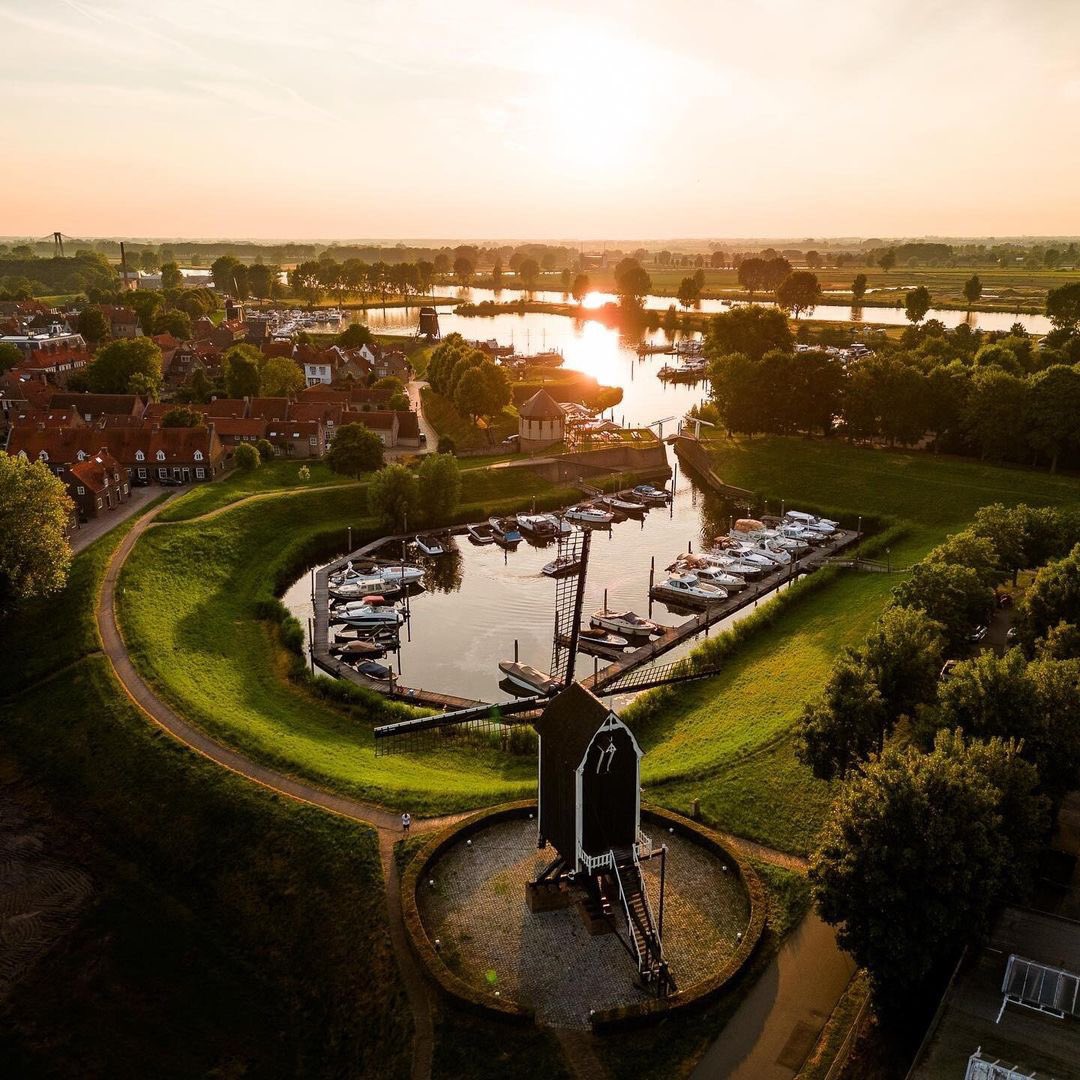 En dan zijn er nog mensen die niet begrijpen dat ik Heusden het #mooisteplekkievannederland vind😉. Fijne dag allemaal nog!
<a href="/visitbrabant/">VisitBrabant Partners</a> A beautiful sunset over @jachthavendewiel in Heusden.
📸: <a href="/joostsmits/">Joost Smits</a>.photography