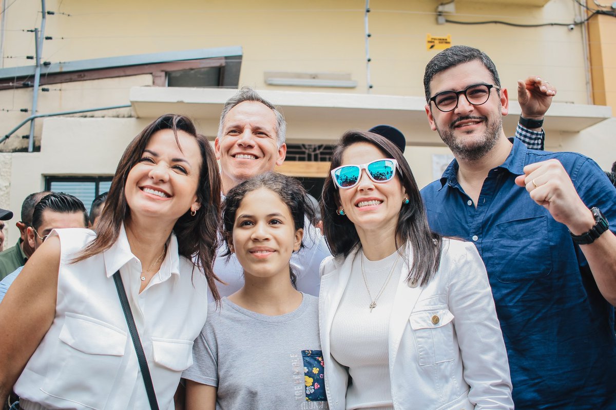 marcelaguinaga's tweet photo. Porque amo a mi país y anhelo que vuelvan los días de seguridad para todos, mi voto por #ElResugirDeLaPatria, asistí junto a @LuisaGonzalezEc y @aquilesalvarez. 
#VotaTodo5  
#LuisaPresidenta https://t.co/v9LB269sLw