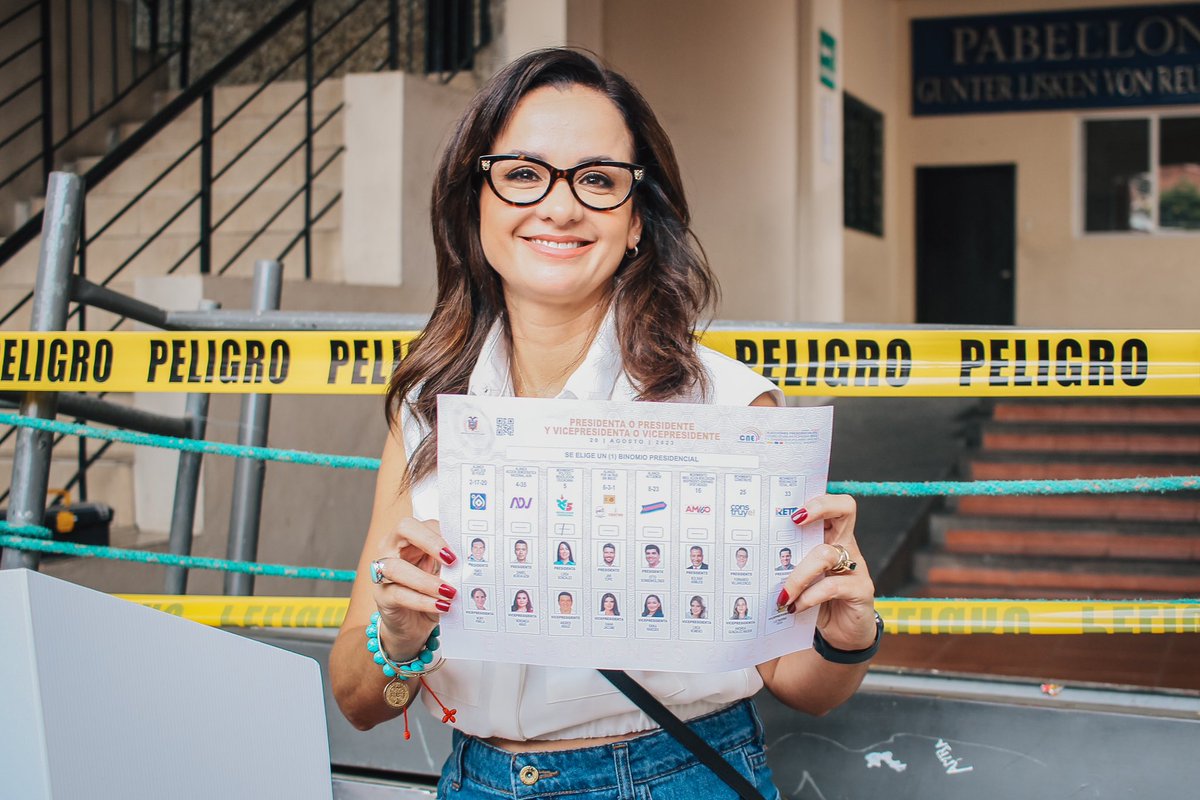 marcelaguinaga's tweet photo. Porque amo a mi país y anhelo que vuelvan los días de seguridad para todos, mi voto por #ElResugirDeLaPatria, asistí junto a @LuisaGonzalezEc y @aquilesalvarez. 
#VotaTodo5  
#LuisaPresidenta https://t.co/v9LB269sLw